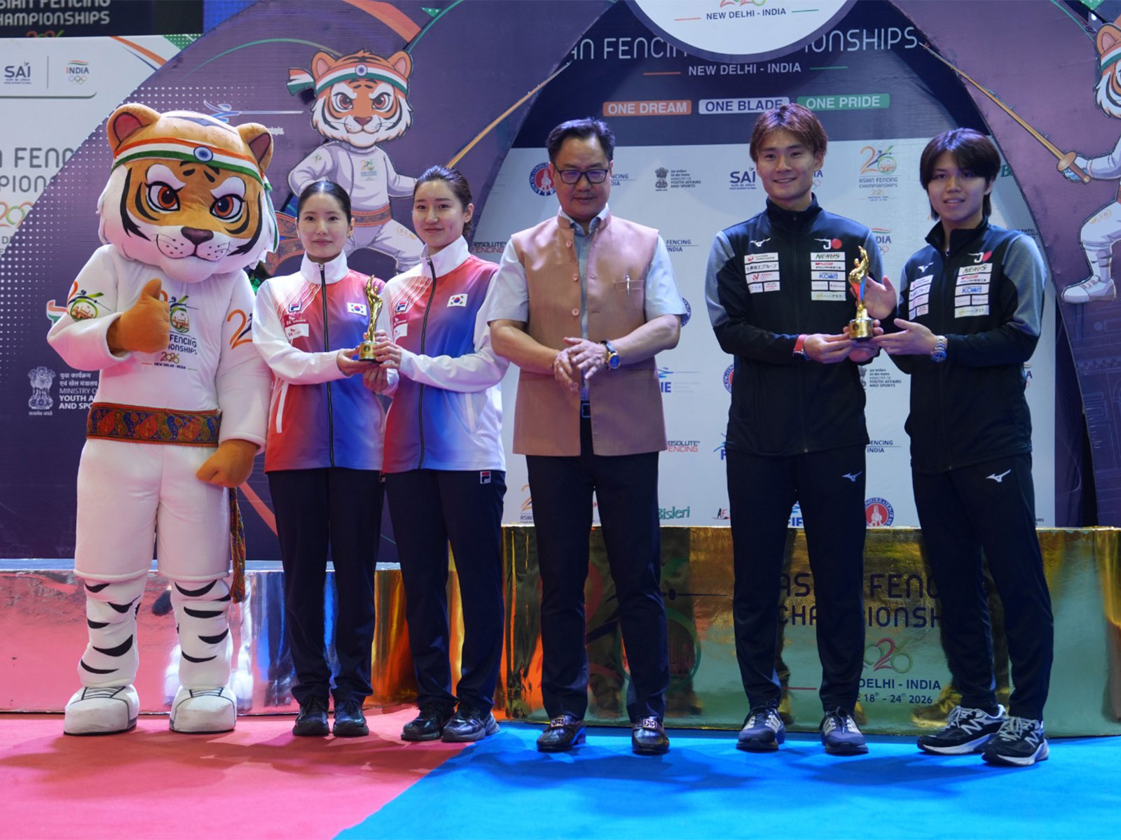 Korea's women's epee title winning team and Japan's men's foil title winning team. (Photo: SAI Media)