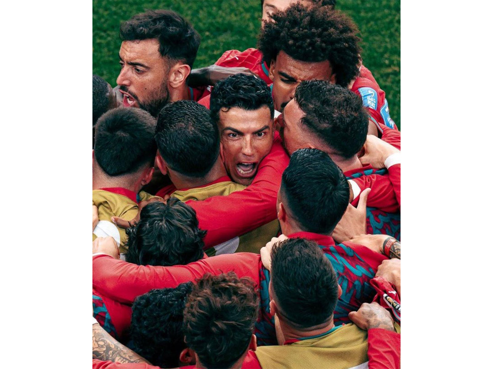 Ronaldo beng embraced by his Portugal teammates (Photo: Instagram/@cristiano)