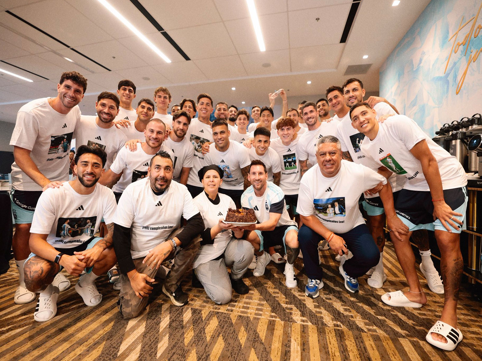 Lionel Messi with Argentina football team's teammates and support staff (Photo: X/ @Argentina)