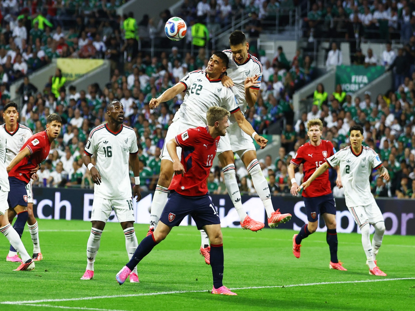 Mexico's Guillermo Martinez and Cesar Montes in action with Czech Republic's Lukas Cerv. (Photo: Reuters)
