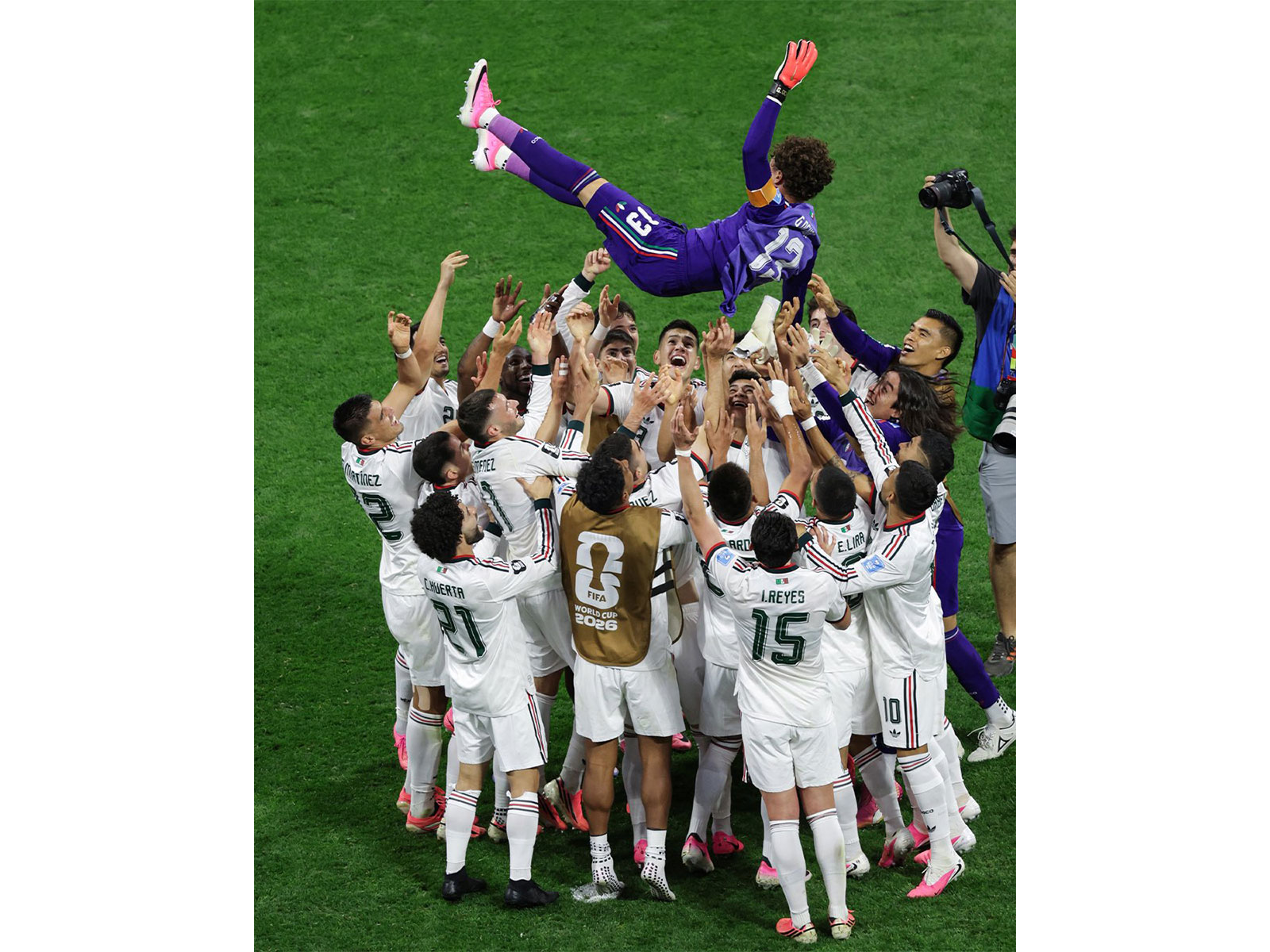 Mexican players celebrate the career of Memo Ochoa after winning their 3rd group game (Photo/@miseleccionmx)