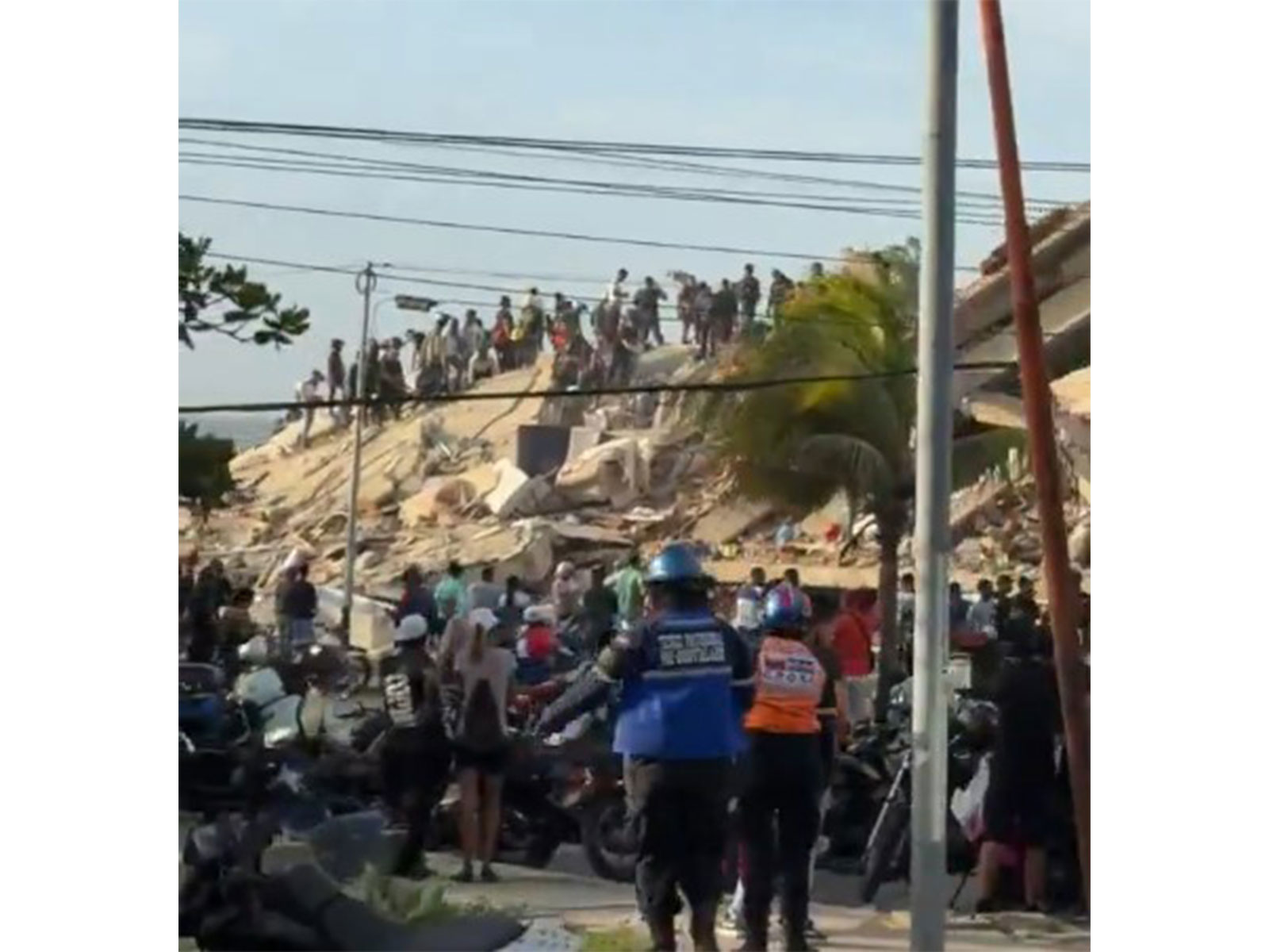 Locals in Vargas clear rubble with bare hands as search for survivors continues (Photo/X/@VenteDDHH)
