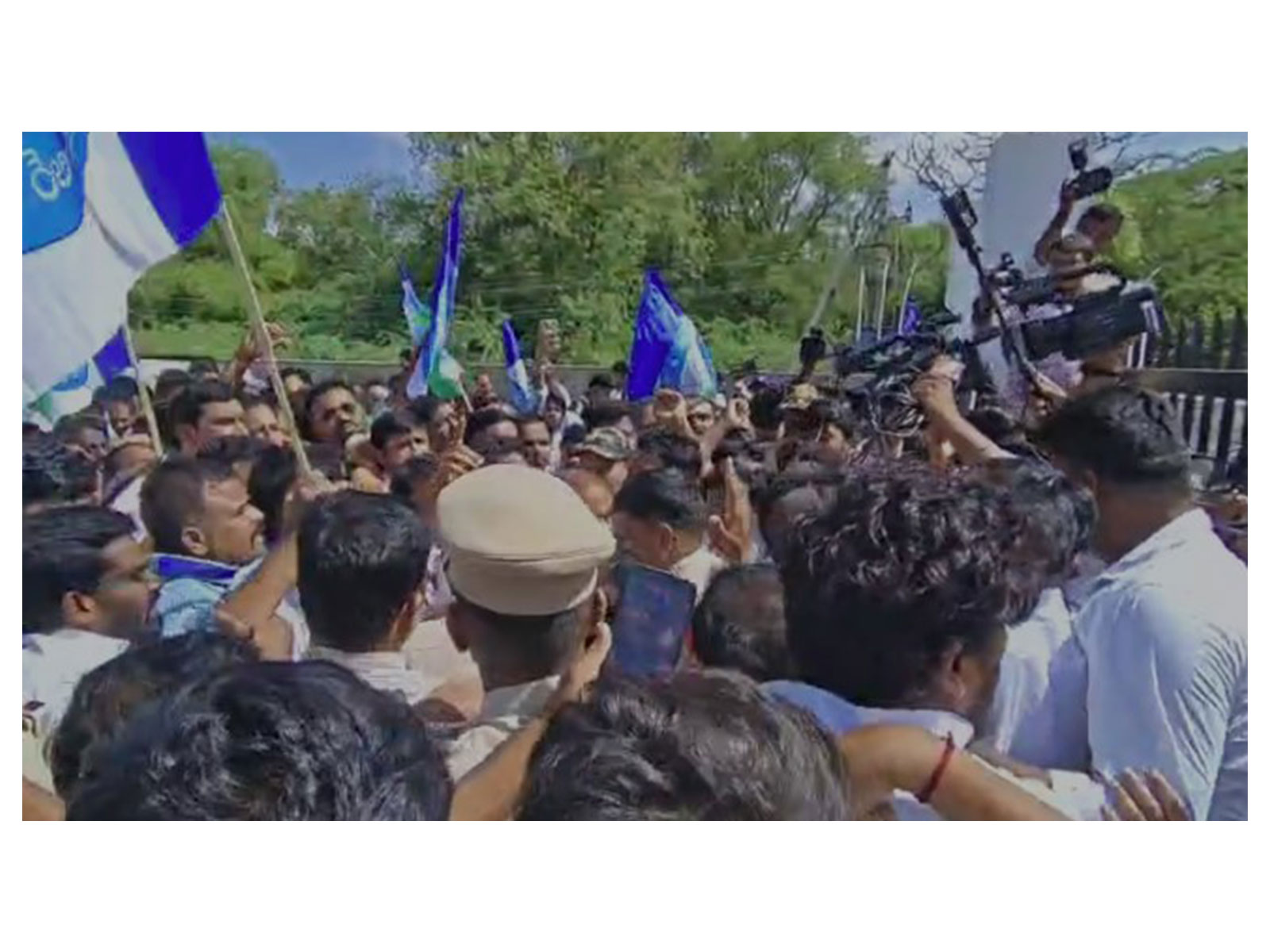 TDP, YSRCP rival protest (Photo/ANI)