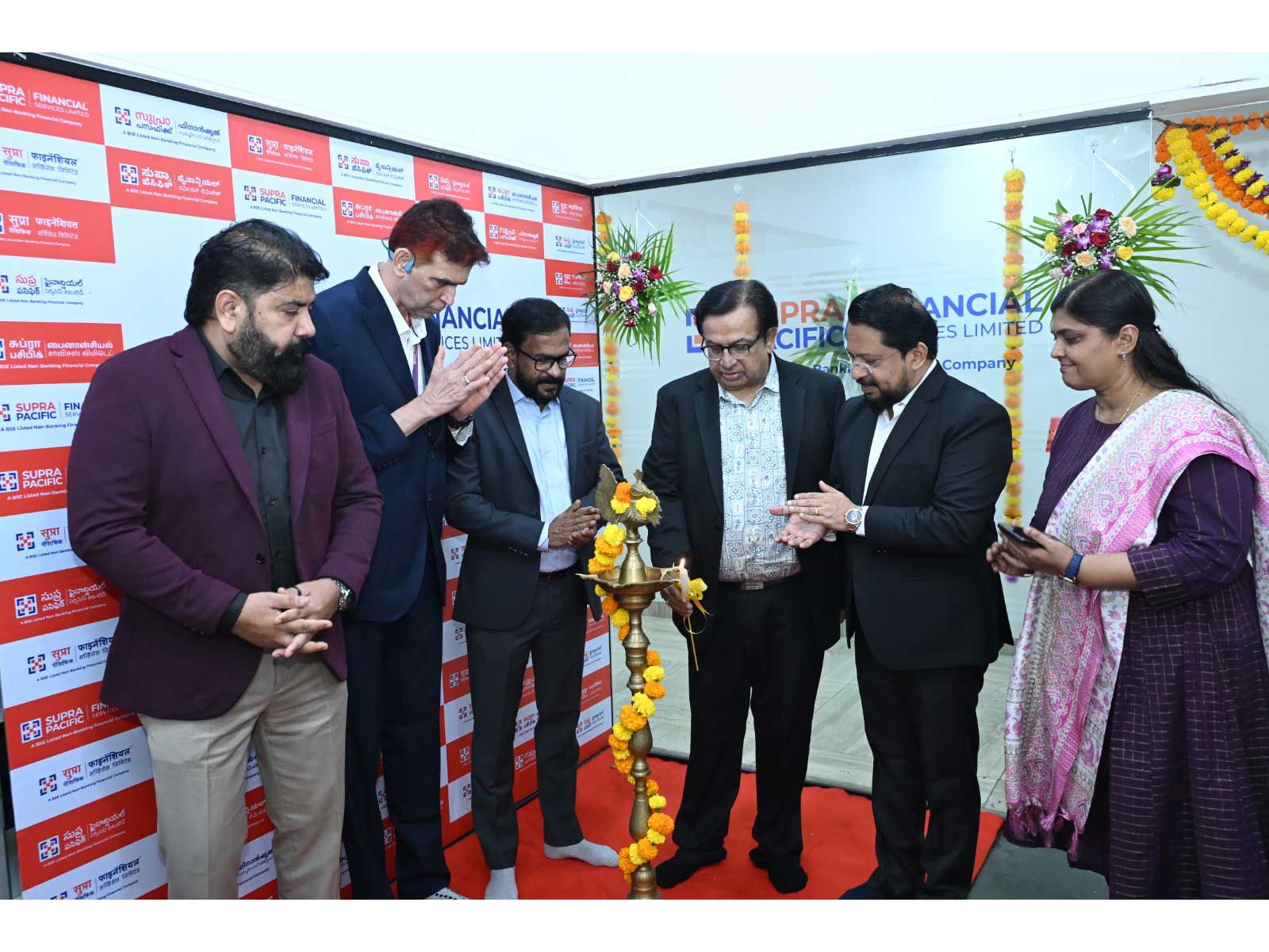 L to R: Deepak Francis (Business Head), R. Balakrishnan (Head - Treasury), Rajeev M. R. (CFO), Mahesh Thakkar (Chairman, FIDC), Manoj Ravi (CEO), and Bindu Menon (Zonal Head - Maharashtra)