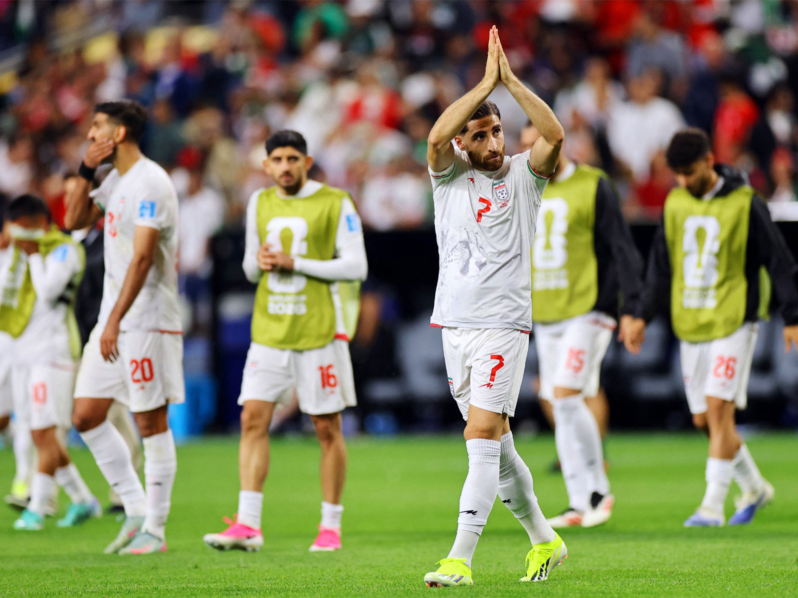 Iran's Alireza Jahanbakhsh waves to fans after the match against Egypt (Photo: Reuters)