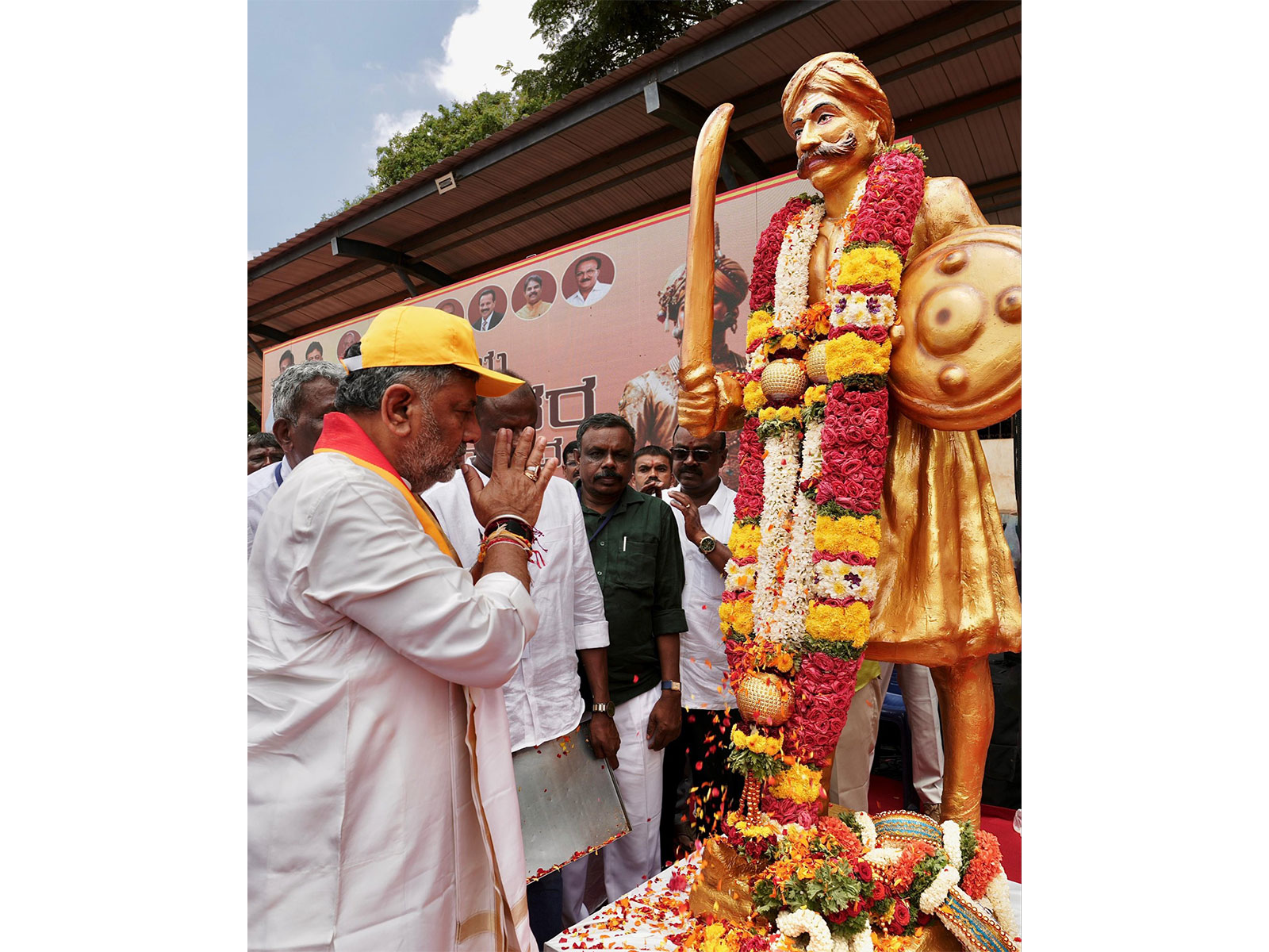 Karnataka Chief Minister DK Shivakumar paying floral tribute to Nadaprabhu Kempegowda (Photo/X/@DKShivakumar)