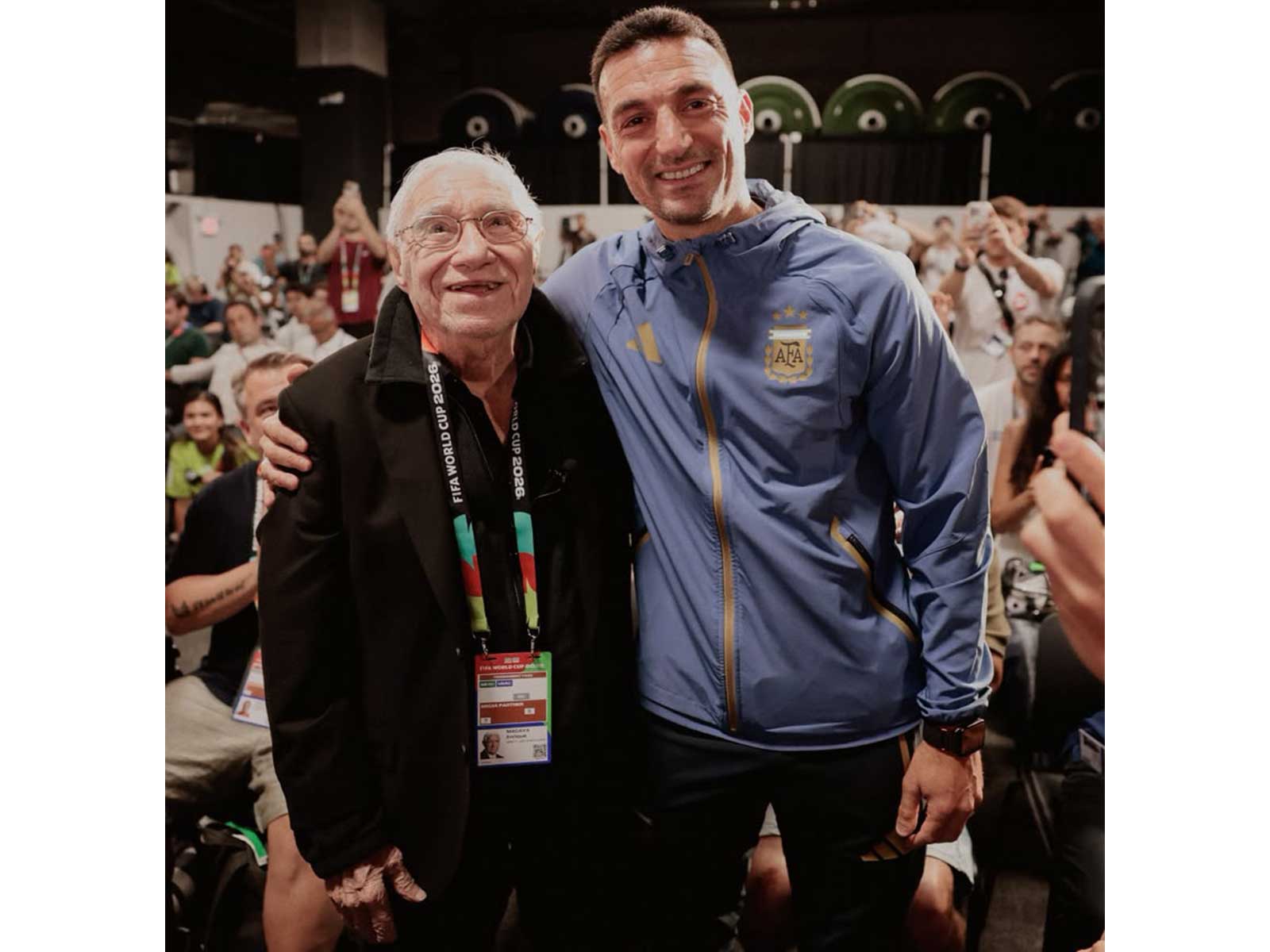 Argentina head coach Lionel Scaloni (R) with veteran sports journalist Enrique Macaya Marquez. (Photo: X/ @Argentina)