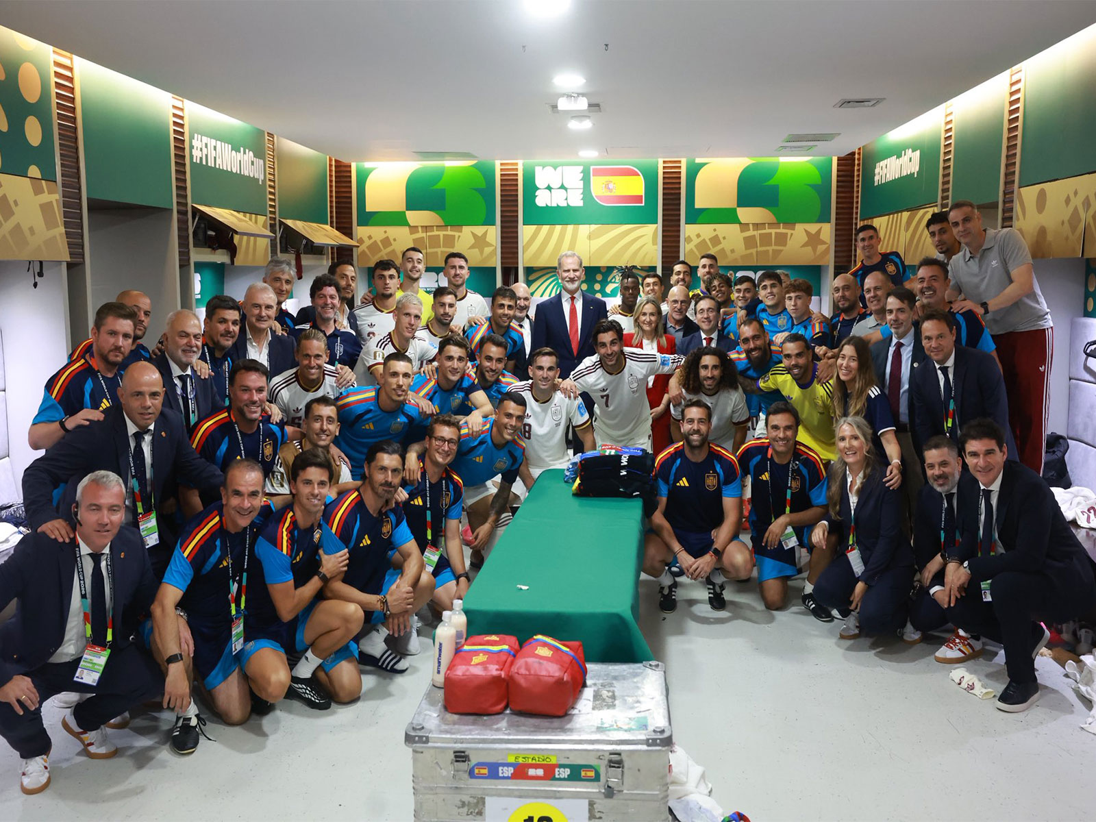 King Felipe VI of Spain clicked picture with La Roja after they defeated Uruguay in FIFA World Cup 2026 clash (Photo: X/@CasaReal)