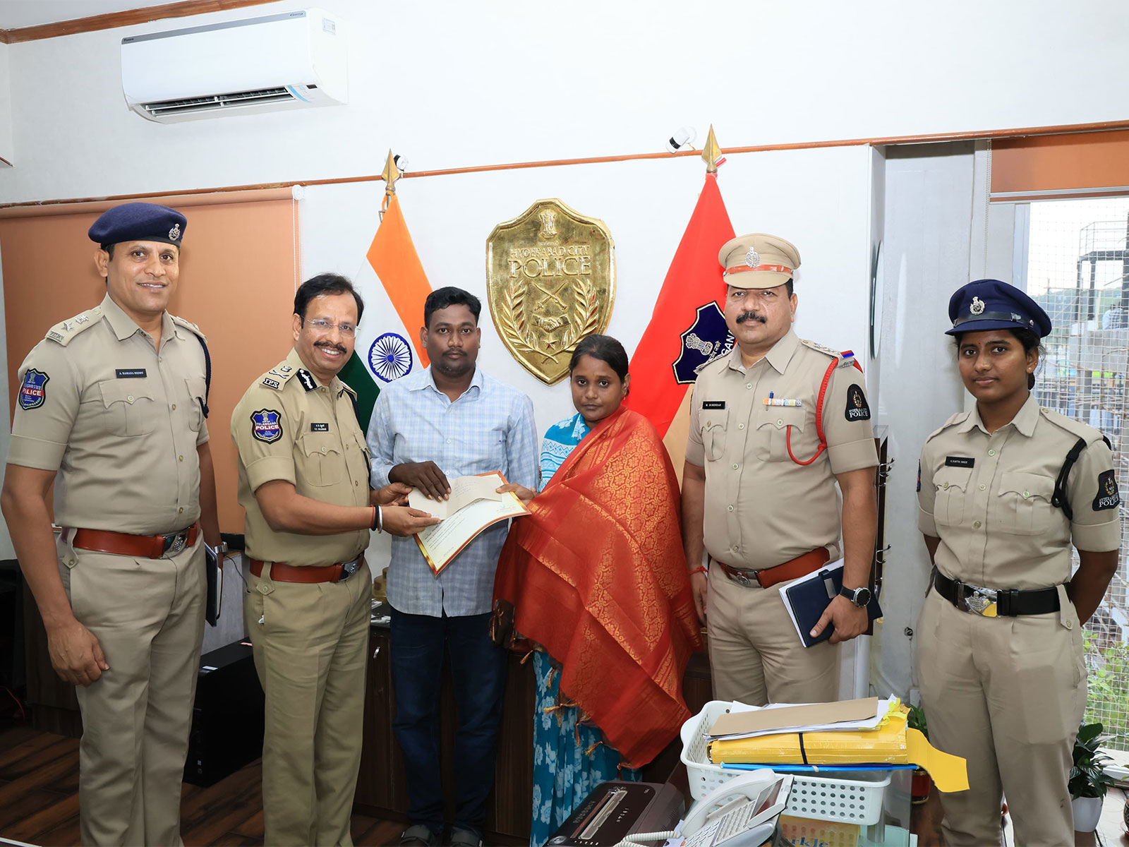 Hyderabad Police Commissioner honours couple for rescuing minor (Photo/Hyderabad City Police)