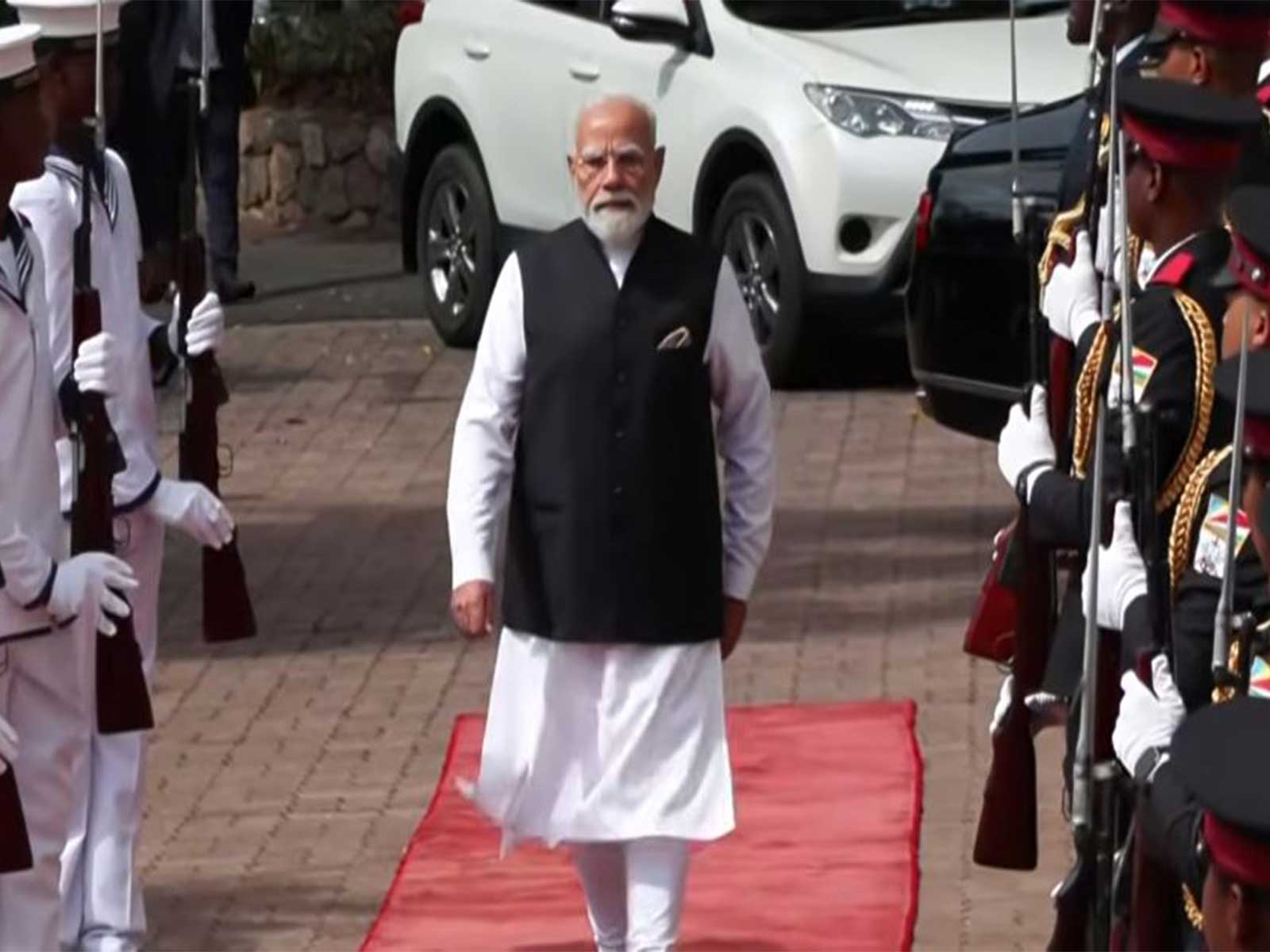 PM Modi receives Guard of Honour at State House in Seychelles (Photo/DDNews)