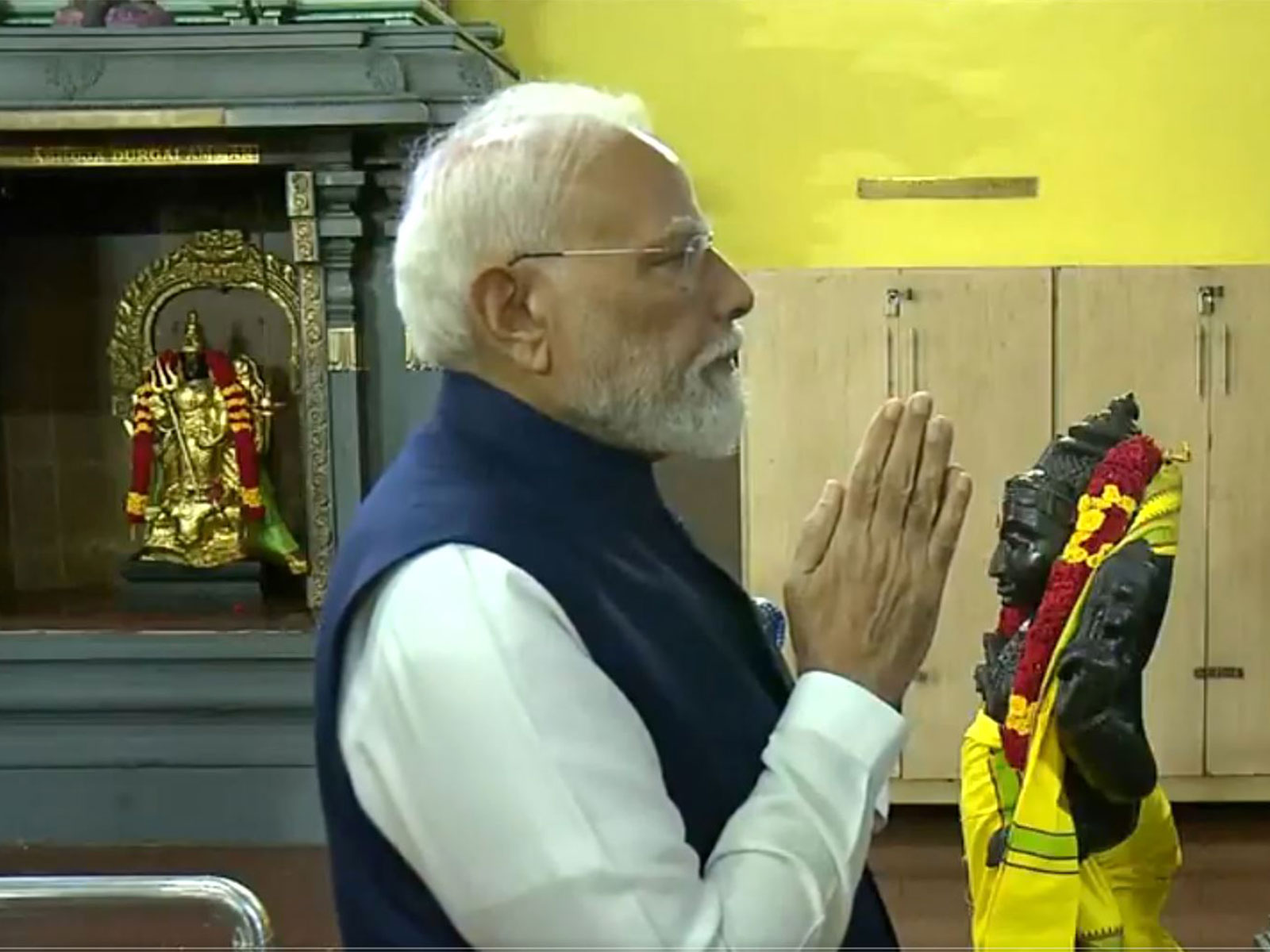 Prime Minister Narendra Modi offers prayers at the Arul Mihu Navashakti Vinayakar Temple in Victoria. (Photo: ANI/DD News)