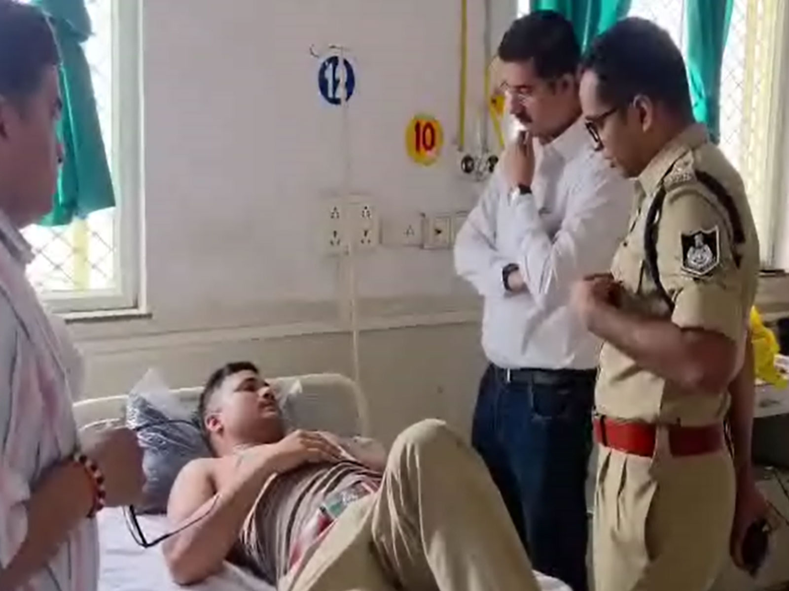 Khandwa Collector and SP are enquiring injured forest officials health condition (Photo/ANI)