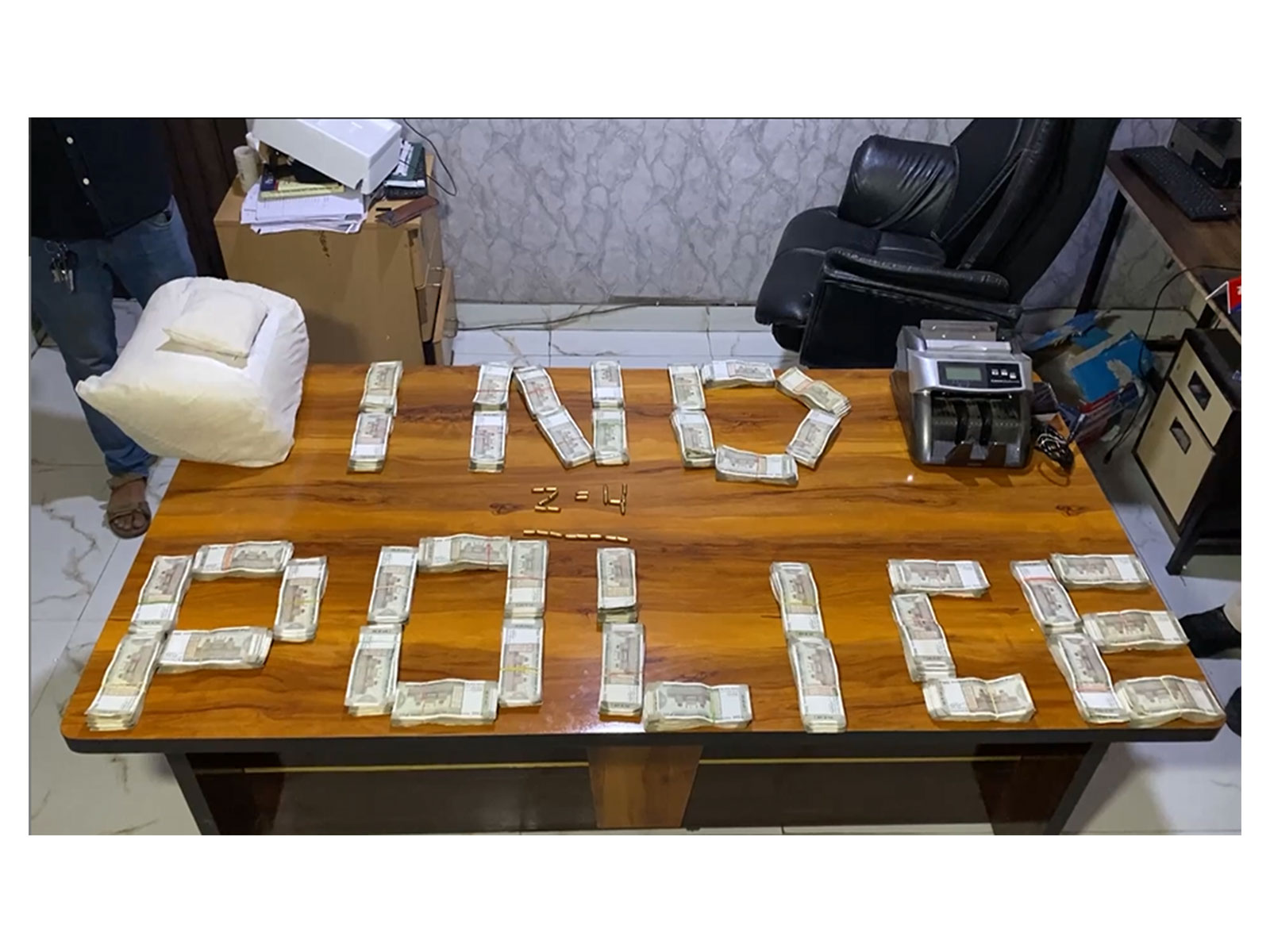 Confiscated cash and drugs from possession of the accused (Photo/ANI) 