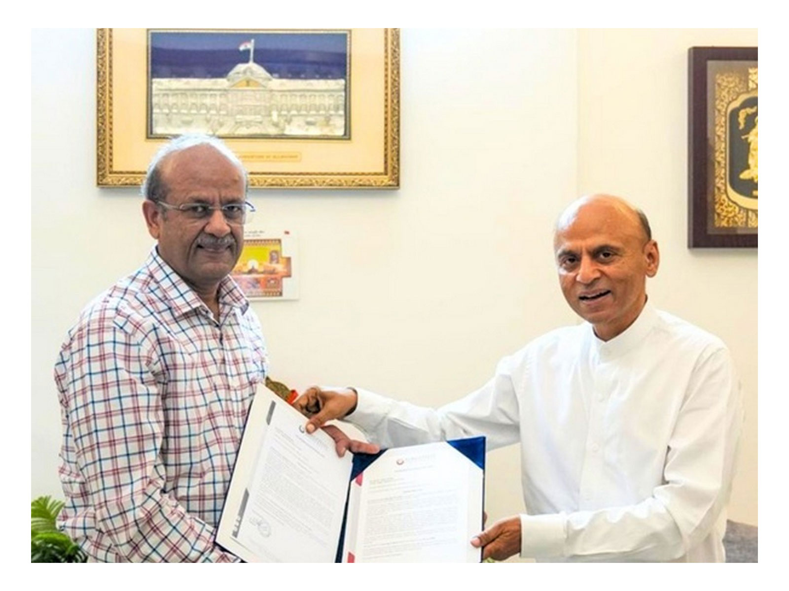 Suneel Galgotia (Right) welcomes Hon'ble Justice Rajesh Bindal as Honorary Distinguished Jurist at the School of Law, Galgotias University