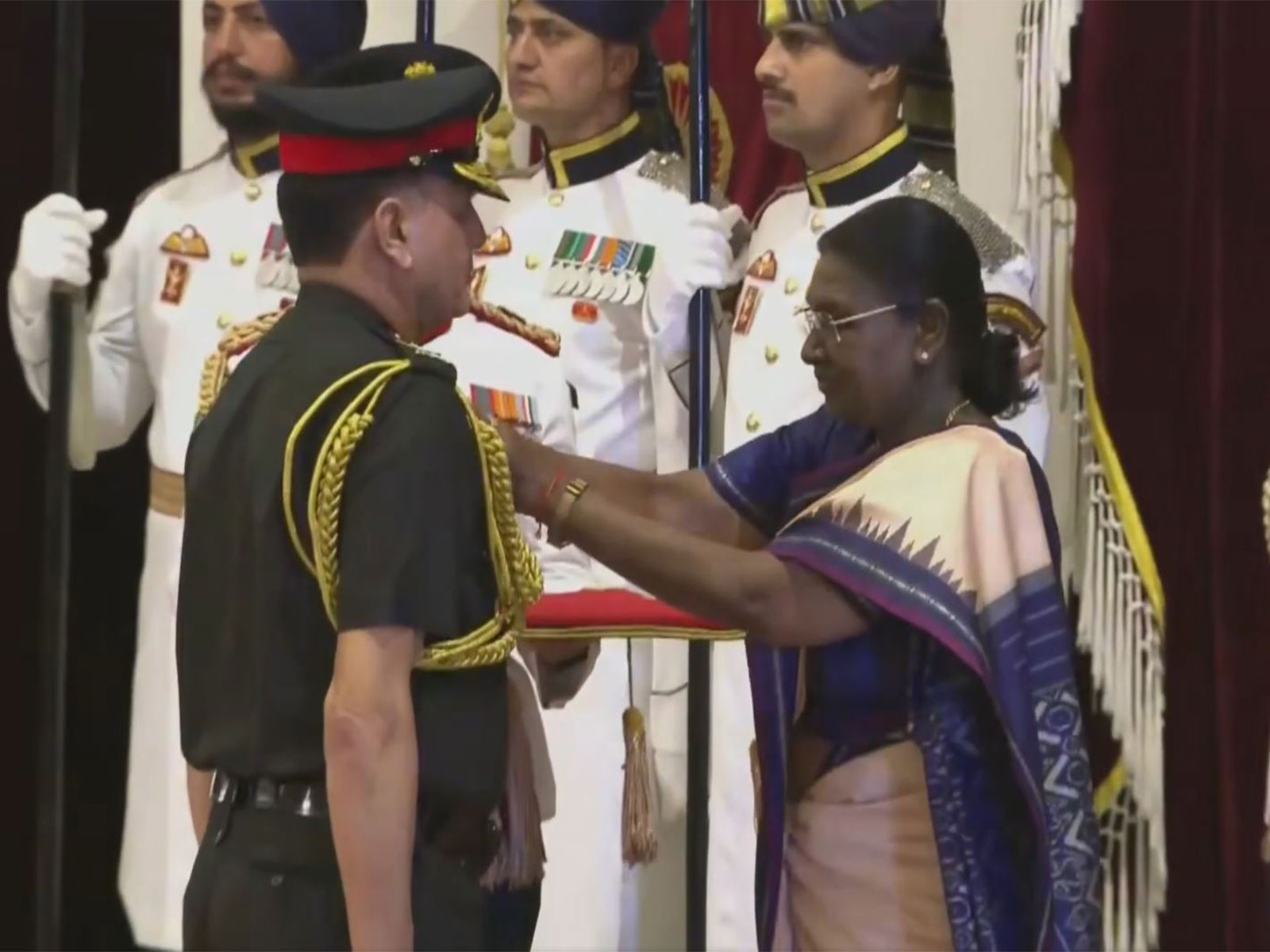 Lt Gen Dhiraj Seth receives the Uttam Yudh Seva Medal, (Photo/Rashtrapati Bhavan/YouTube)