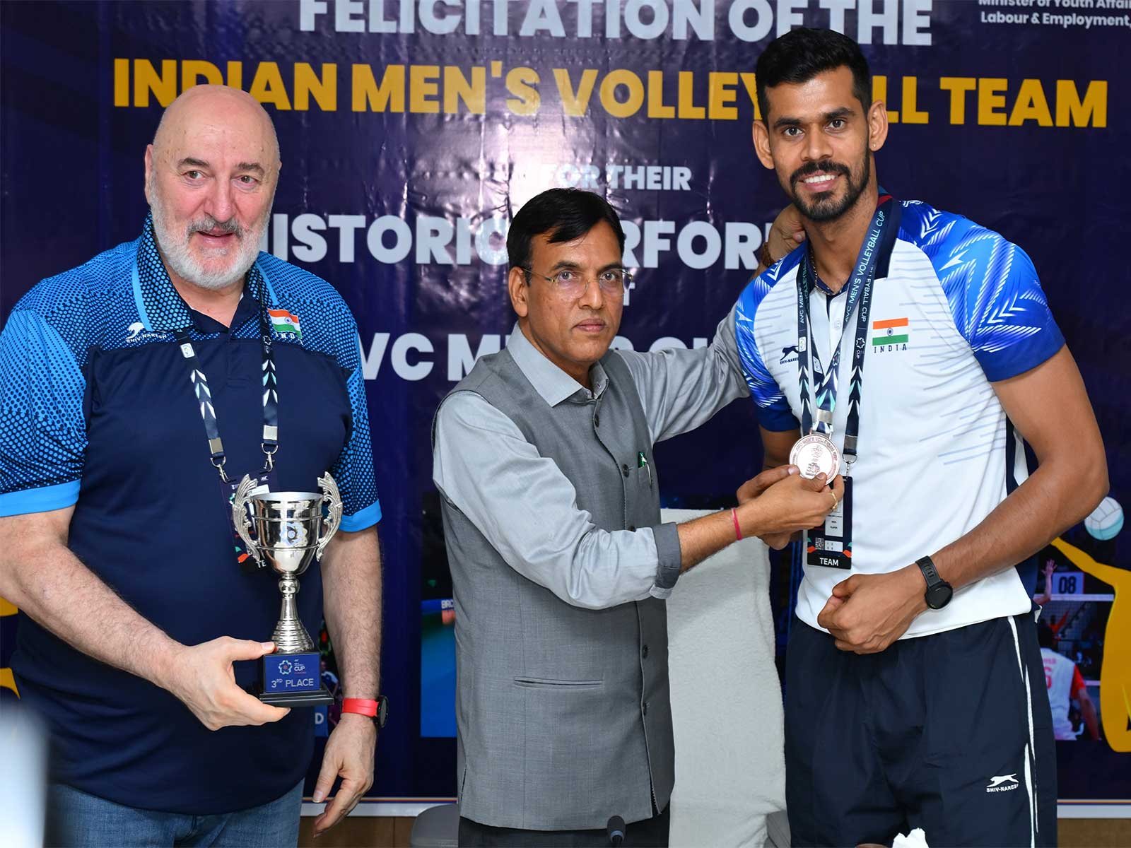 Union Minister of Youth Affairs & Sports Mansukh Mandaviya felicitates Indian team on AVC Volleyball Cup bronze (Photo: X/ @mansukhmandviya)