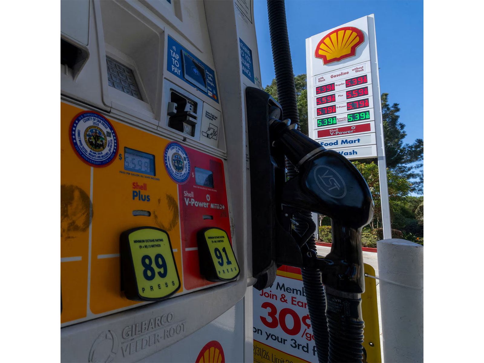 Gasoline prices are displayed at a fuel station in Del Mar, California, US. (Photo/Reuters)