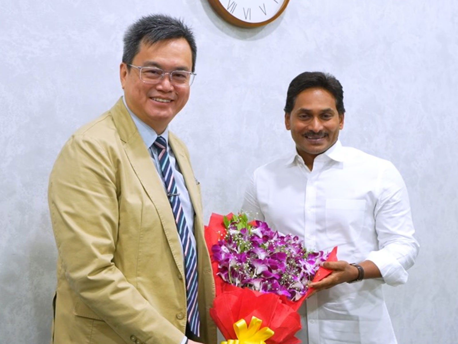 Singapore Consul General in Chennai Edgar Pang Te Chiang with YSR Congress Party President YS Jagan Mohan Reddy (Photo/YSRCP)