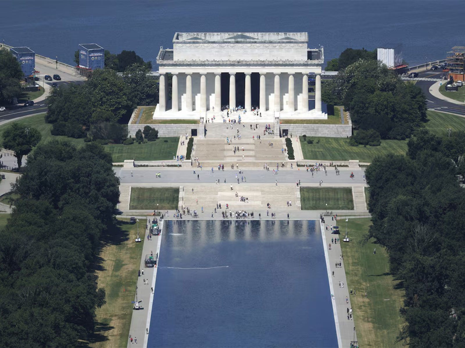 Visitors walk along the Reflecting Pool near the Lincoln Memorial on the National Mall in Washington, DC, US. (Photo/Reuters)