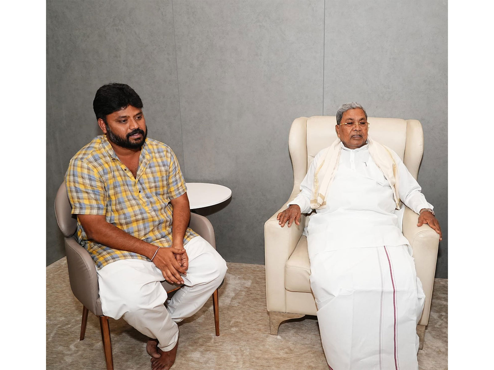 Former Karnataka CM Siddaramaiah with MLA Pradeep Eshwar (Photo/@siddaramaiah)