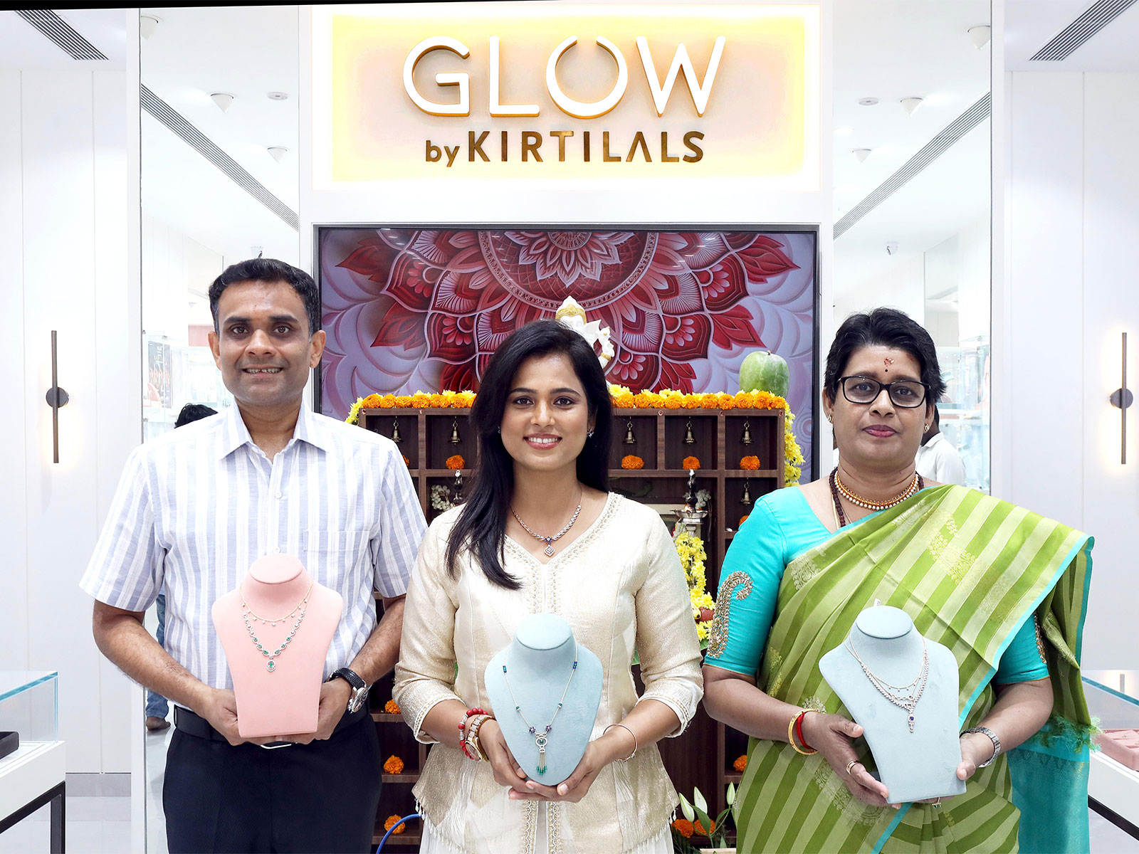 Suraj Shantakumar, Director - Business Strategy, Kirtilals; actress Ramya Pandian; and Ms. Hamsapriya, Channel Partner, Glow Adyar, at the inauguration ceremony