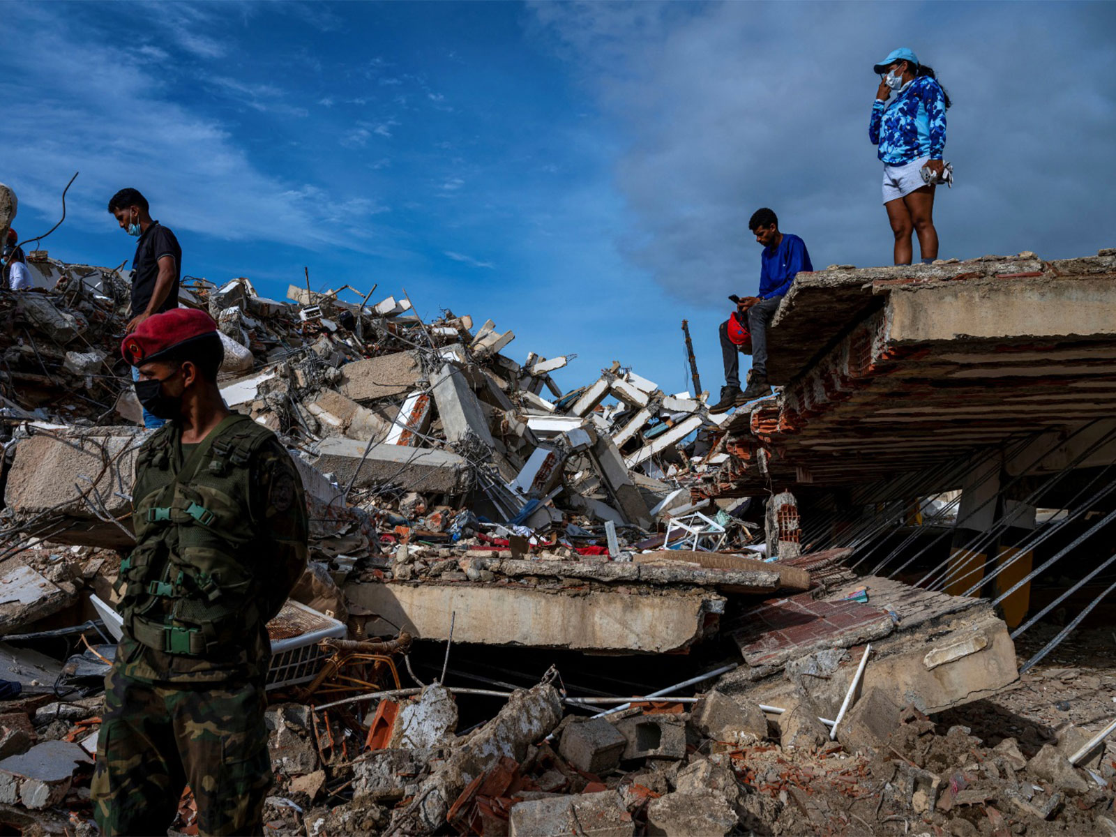Volunteers and rescuers help to find survivors in a collapsed building in Caraballeda, La Guaira state, Venezuela (Photo/ Pool via Reuters)