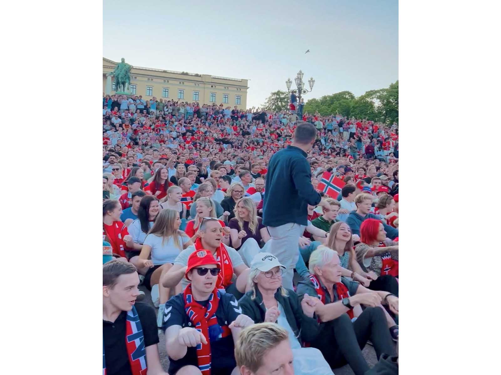 Norway fans do their "Viking Row", as they celebrate their win in the FIFA World Cup 2026, Round of 32 match against Ivory Coast, in front of the Royal Palace, in Oslo, Norway, June 30,(Photo: Reuters)