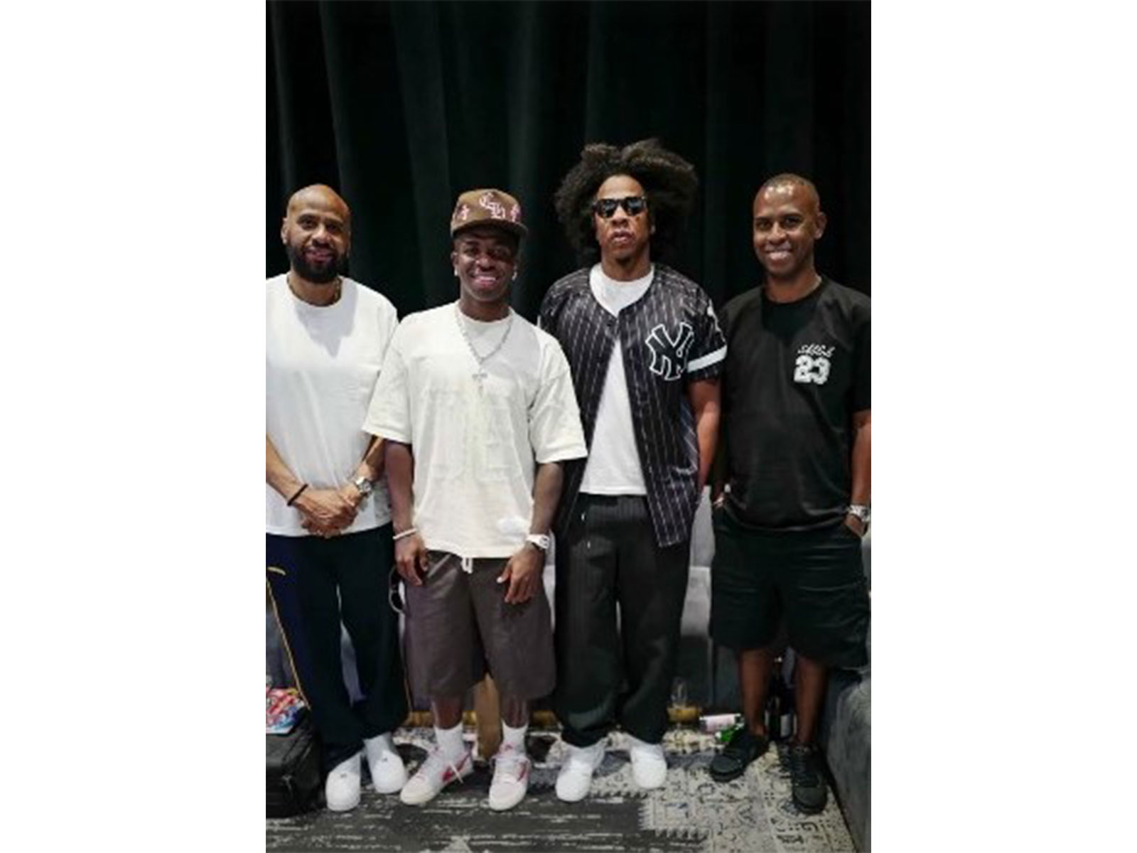 Vinicius Jr (wearing a cap) with rapper Jay-Z. (Photo: @vinijr Instagram)