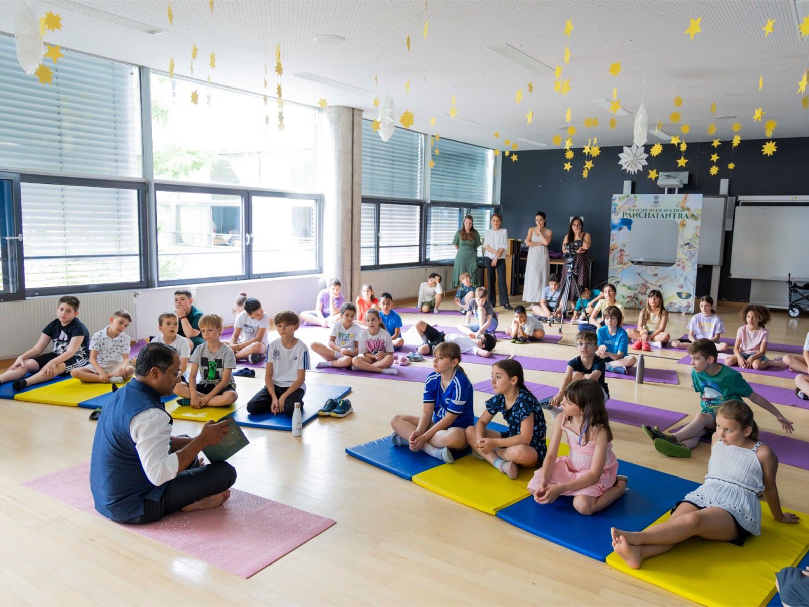 Indian Ambassador to Austria Shambhu Kumaran reads Panchatantra stories to school children in Vienna (Photo/Youtube/Indian Embassy Vienna)