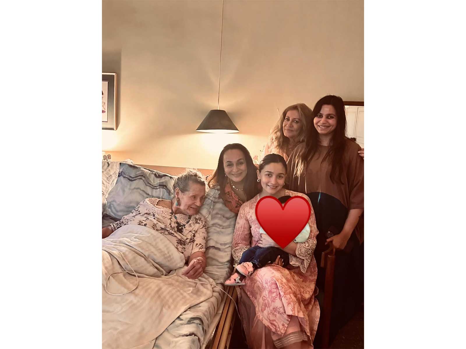 Alia Bhatt, Soni Razdan and others (Photo/instagram/@sonirazdan)