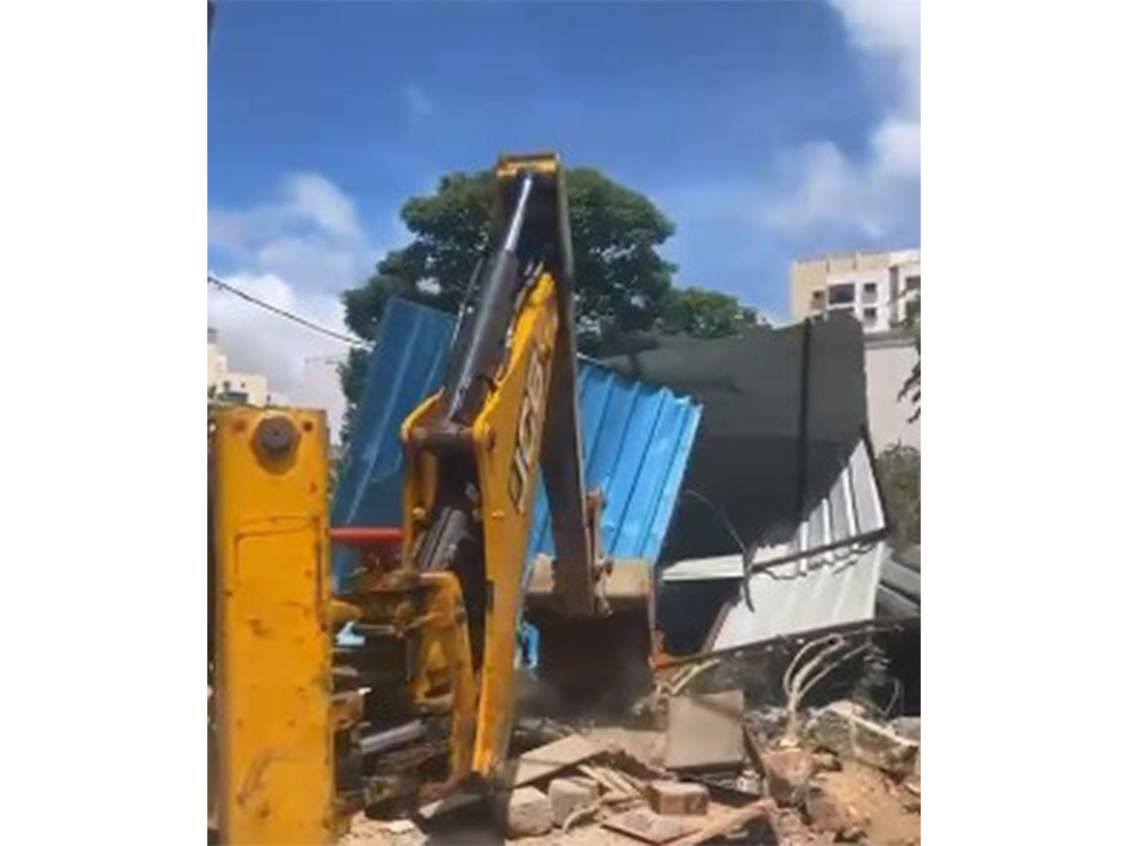 Clearing illegally occupied footpaths (Photo/ANI)