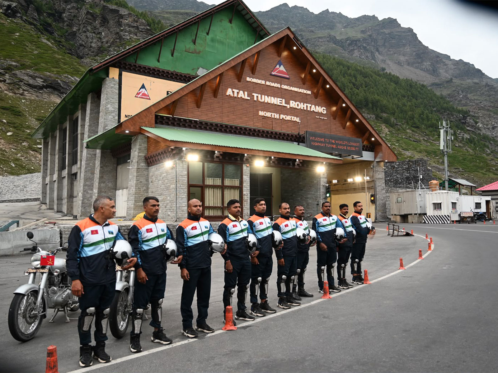 Indian Army's Corps of Signals Dare Devils attempt new World Record at Atal Tunnel (Photo/PIB-Defence Wing)