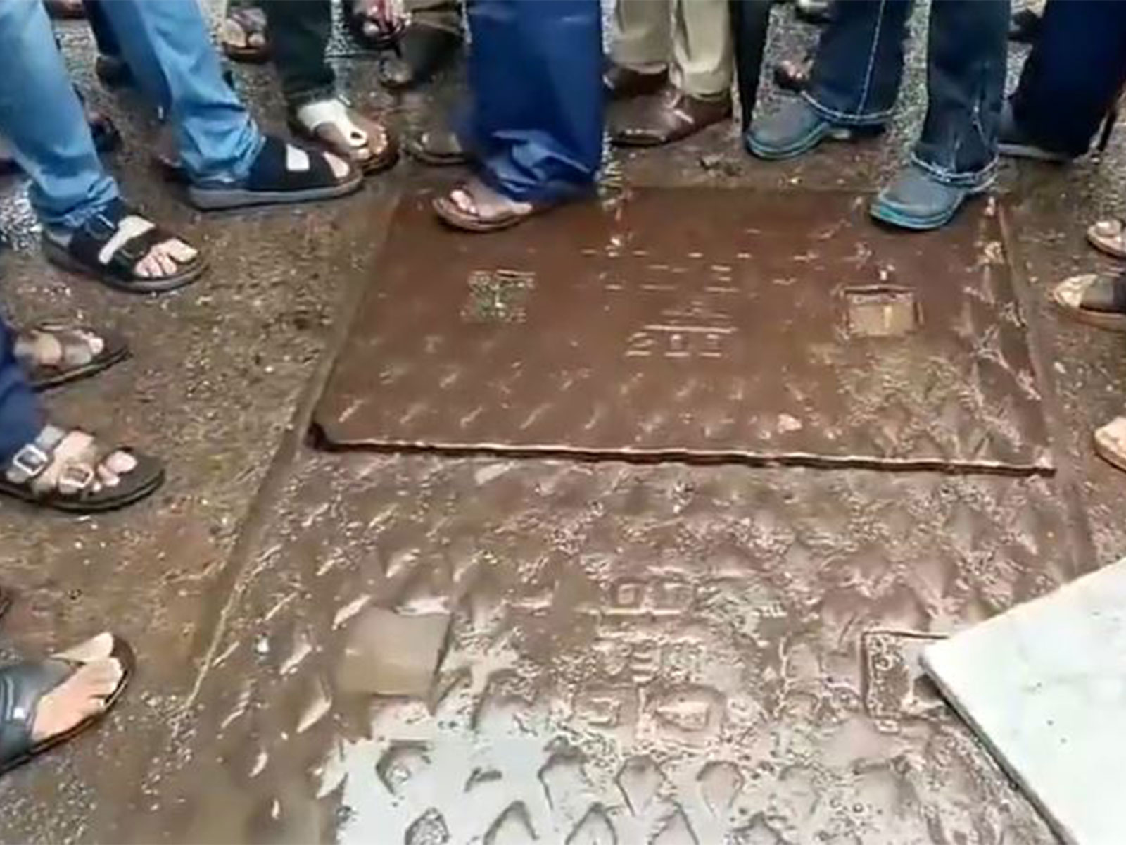 A view of the manhole in Sakinaka where a pedestrian accidentally fell  (Photo/ANI)