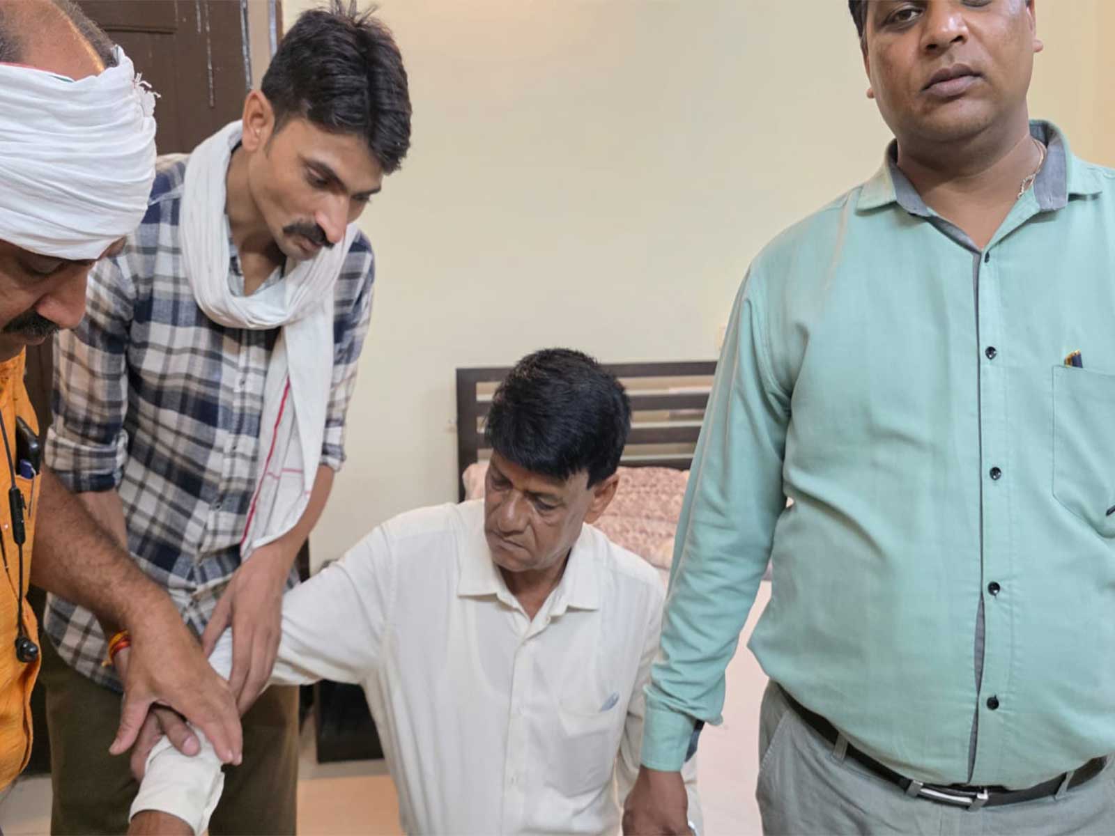 Lokayukta team with accused (Photo / Lokayukta)