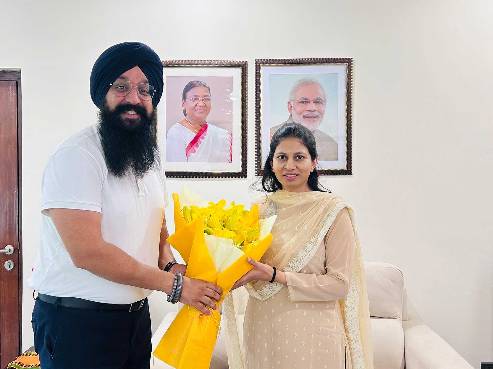 Maninder Pal Singh (left) and Union MoS Khadse (right) (Photo: Union Minister of State for Youth Affairs and Sports)