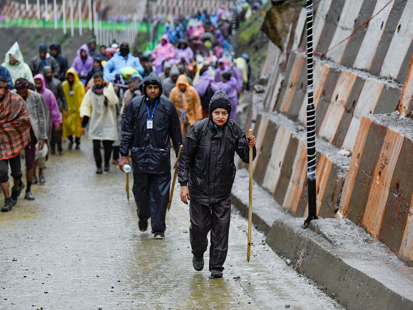 Amarnath Yatra pilgrims cross the mountain trails for the Baltal route (Photo/ANI)