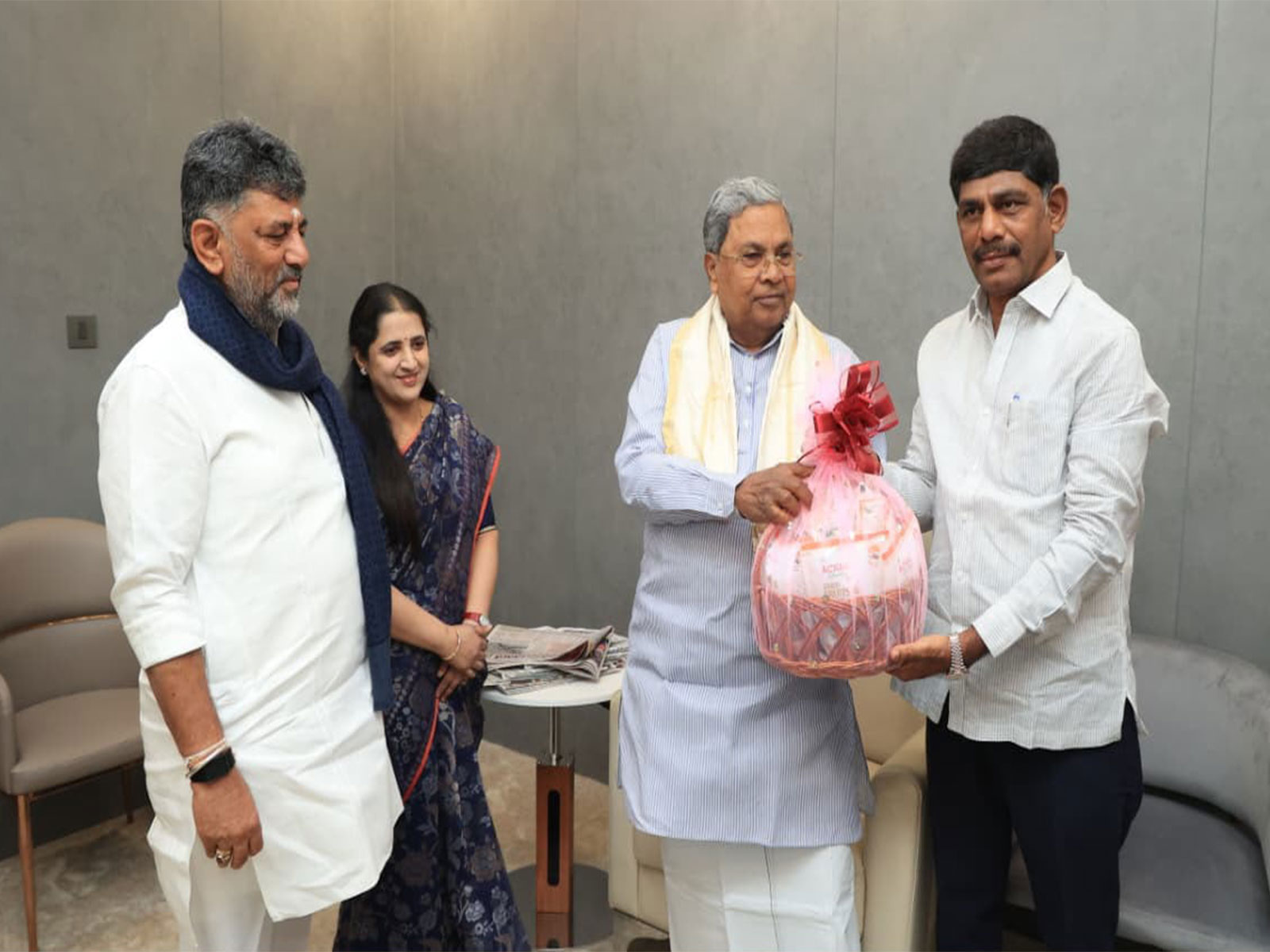 Karnataka Chief Minister D K Shivakumar, along with his wife Usha and his brother D K Suresh with former Chief Minister Siddaramaiah (Photo/Karnataka CMO)