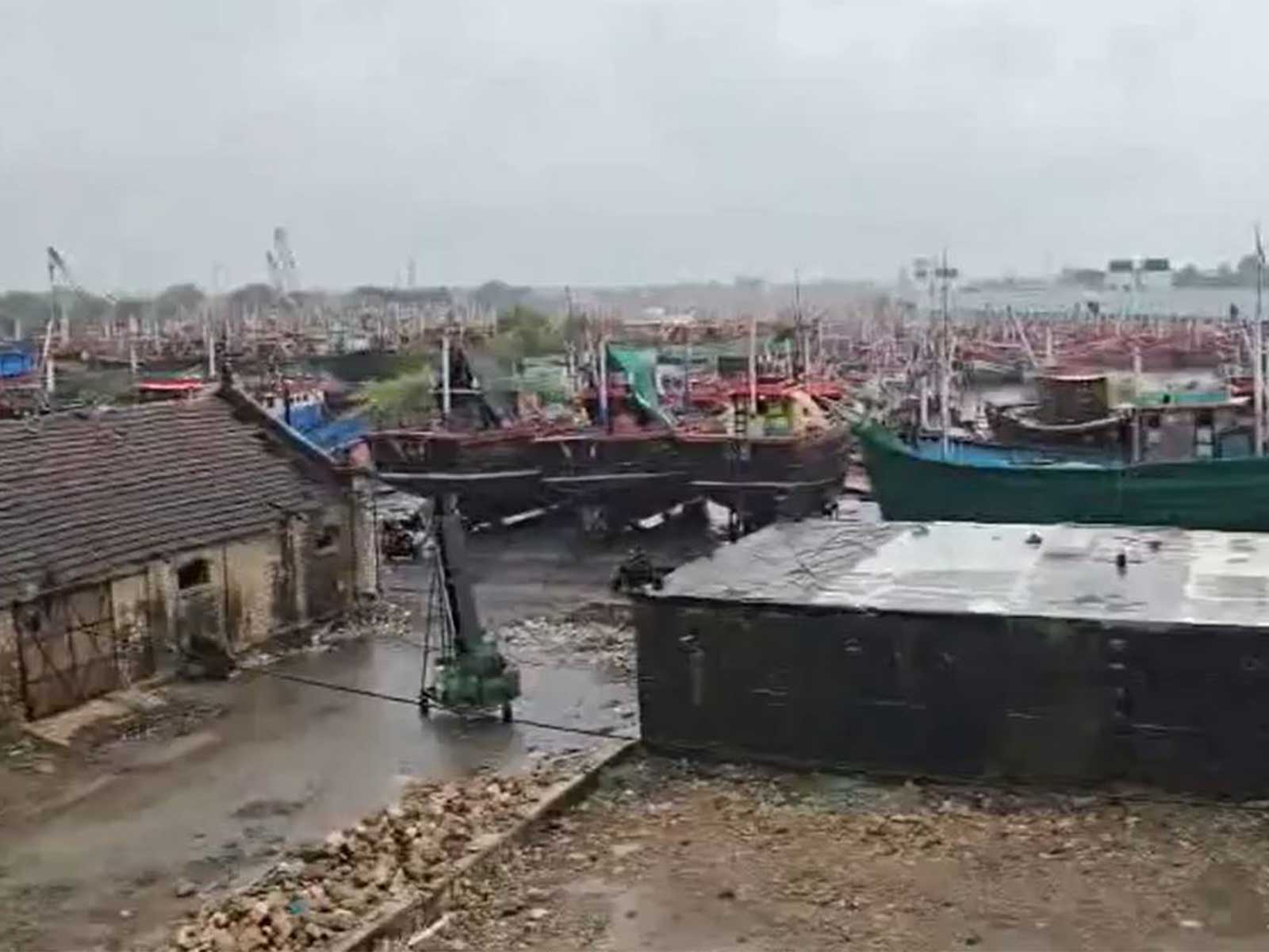  Veraval Port hoists Signal No 3 due to possibilty of strong winds  (Photo/ANI)