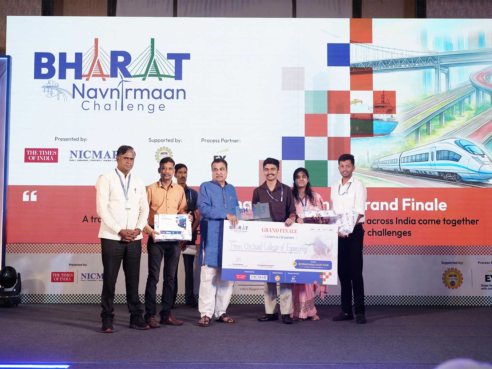 Shri Nitin Gadkari, Union Minister for Road Transport & Highways, felicitating winners of the Inaugural Bharat Nav-Nirmaan Challenge 2025-26 Grand Finale organised by NICMAR