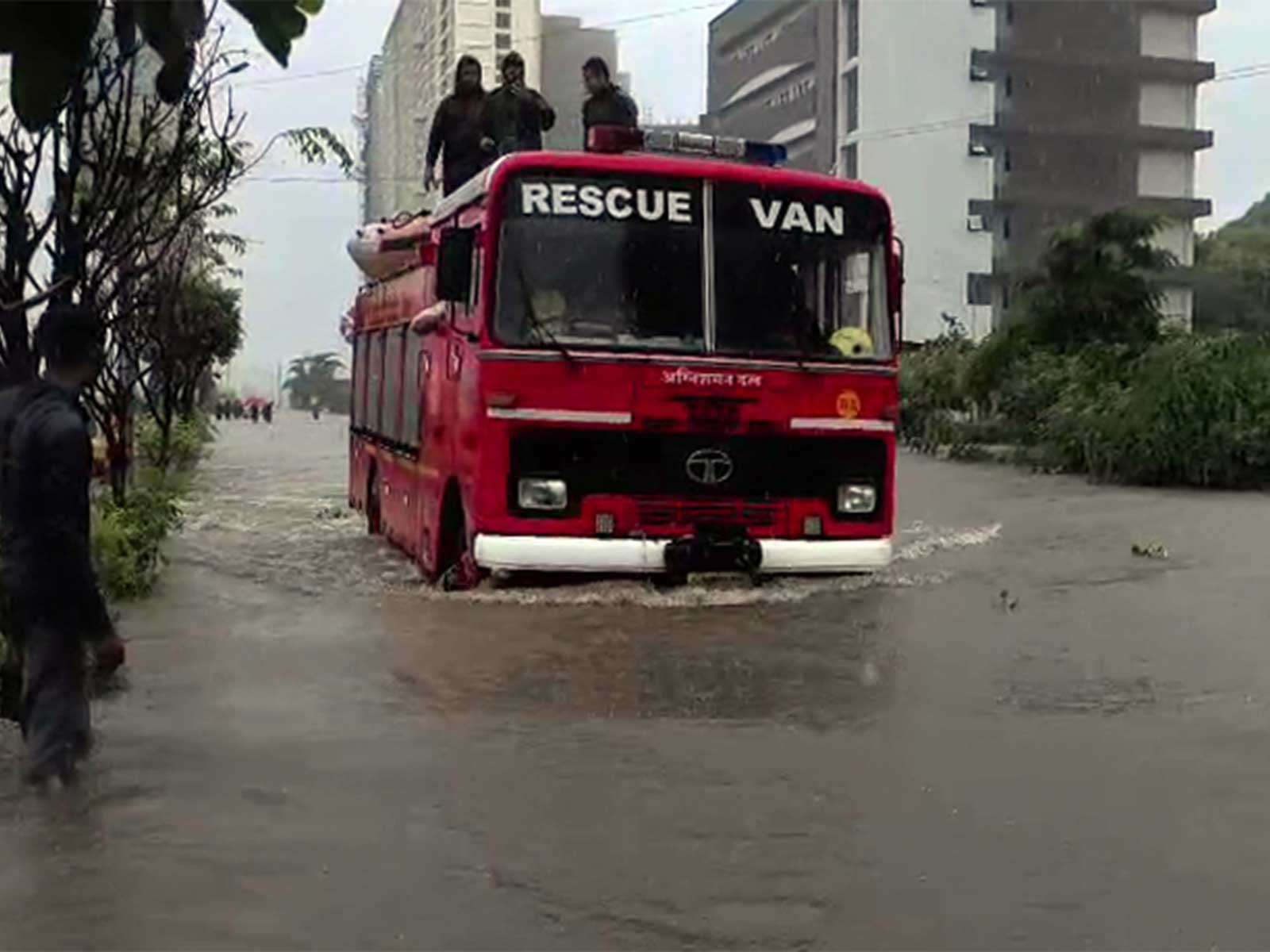 Heavy rainfall and waterlogging in Mumbai (Photo/ANI)