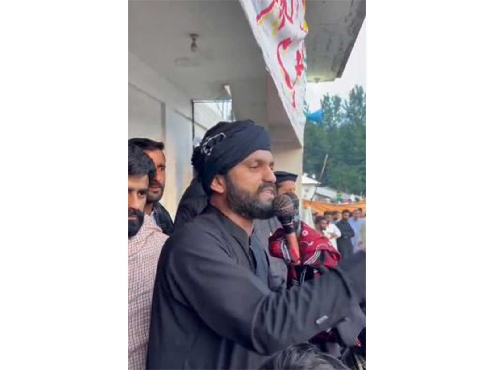 Advocate Mehrah Khawja addressing people (Photo/ANI)