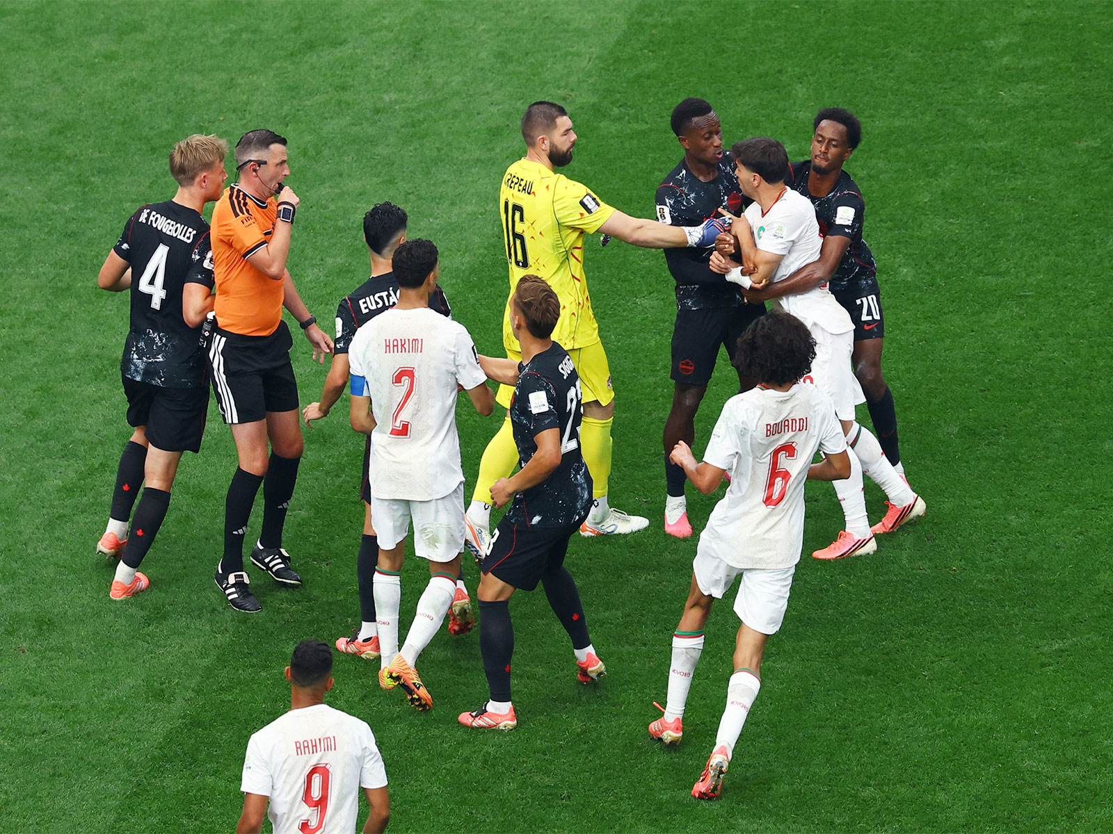 Soccer Football - FIFA World Cup 2026 - Round of 16 - Canada v Morocco - Laryea confronts Morocco's Achraf Hakimi after being pushed (Photo: REUTERS/Issei Kato)