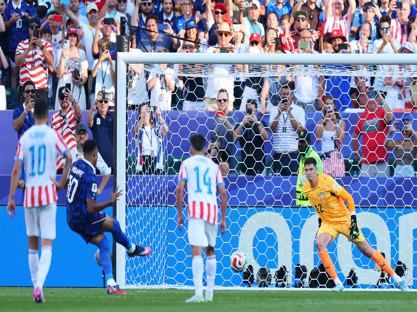Soccer Football - FIFA World Cup 2026 - Round of 16 - Paraguay v France - Philadelphia Stadium, Philadelphia, Pennsylvania, U.S. - July 4, 2026 France's Kylian Mbappe scores their first goal from the penalty spot (Photo: REUTERS/Mike Segar)