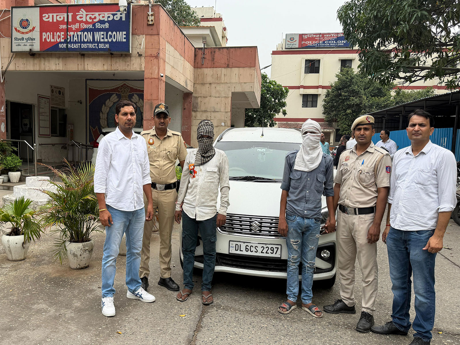 Delhi Police with the accused arrested in robbery case (Photo/ANI)