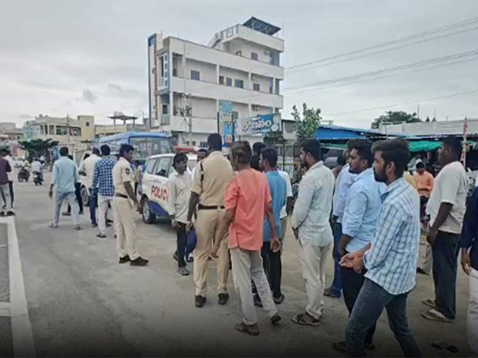 Telangana Police stop KTR convoy en route to Kannepalli Pump House (Photo/BRS Party) 