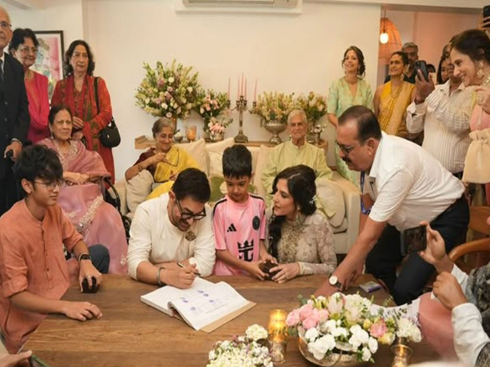 Aamir Khan and  Gauri Spratt (Photos/instagram/@spicesocial)