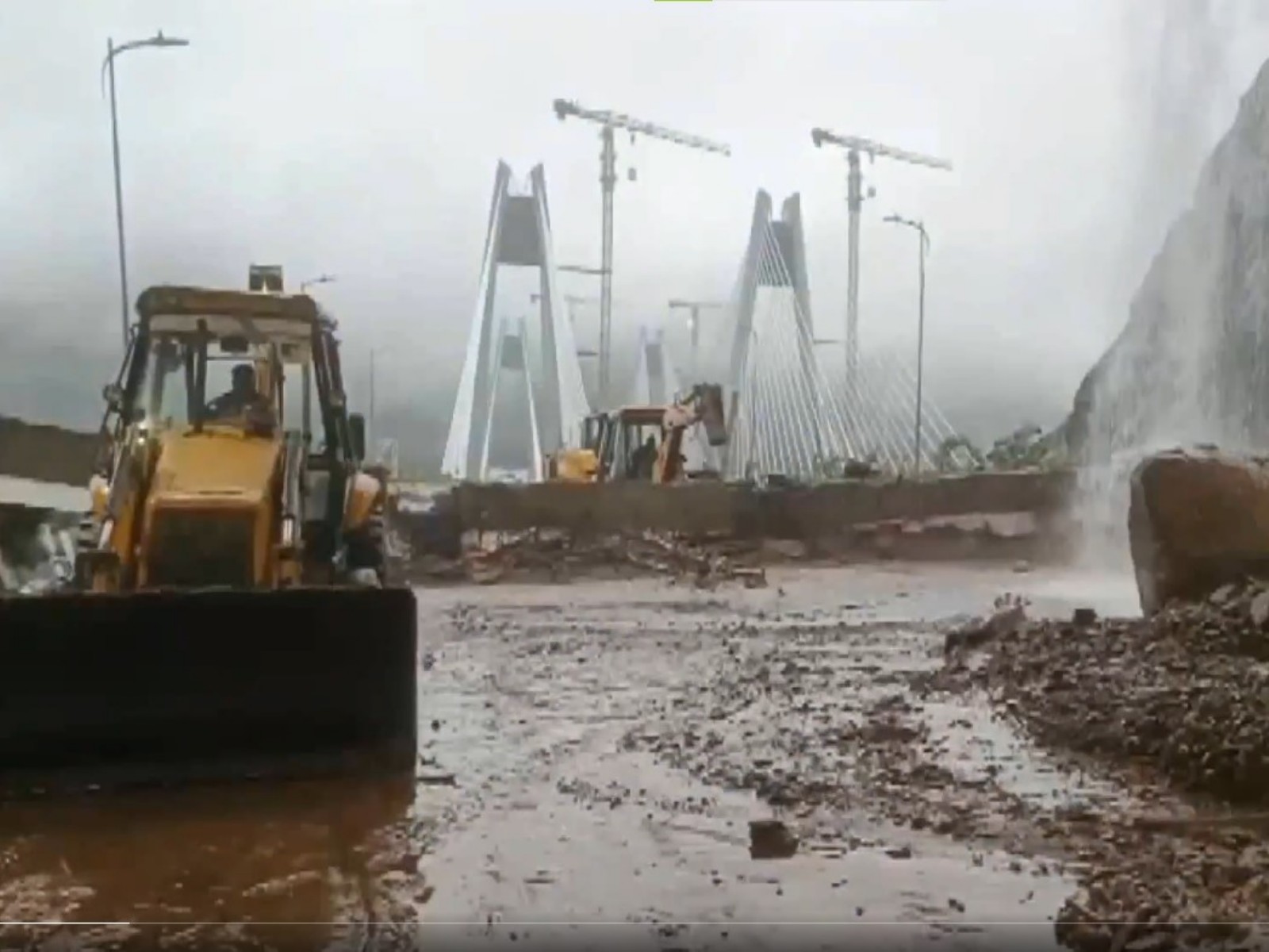 A landslide triggered by heavy rainfall blocks the Mumbai-Pune ghat section (Photo/ANI)