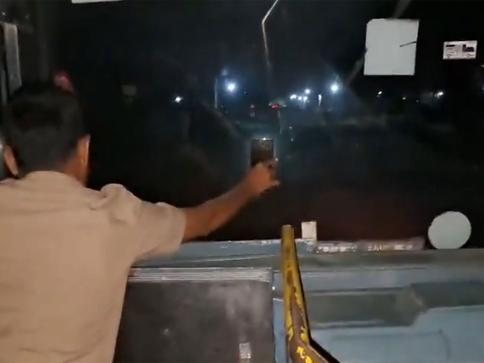  KKRTC bus forced to run at night with a mobile torch as a headlight (Photo: @Nikhil_Kumar_k)