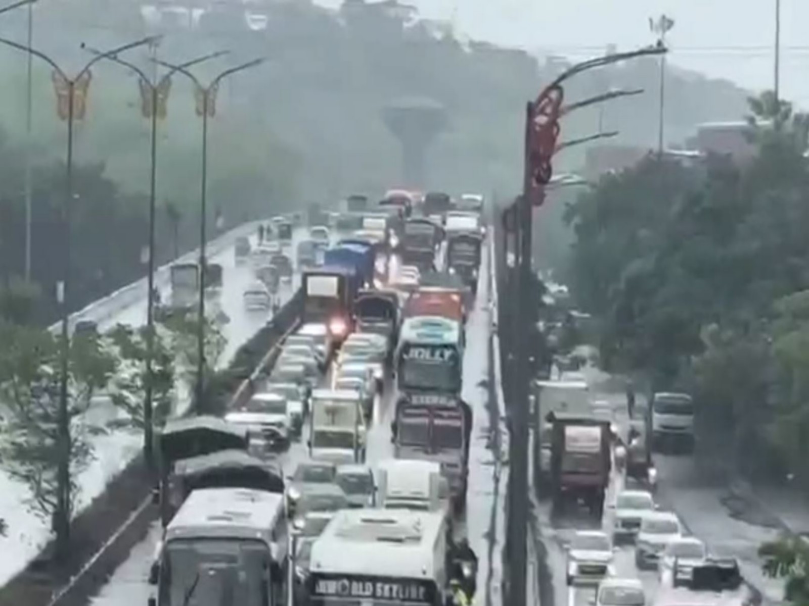 Heavy Rain paralyses Traffic in Navi Mumbai (Photo/ANI)