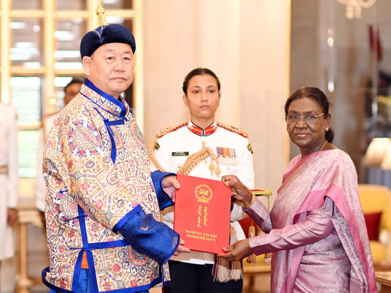 Ulziit Luvsanjav, Ambassador of Mongolia with President Droupadi Murmu (Photo: X@rashtrapatibhvn)